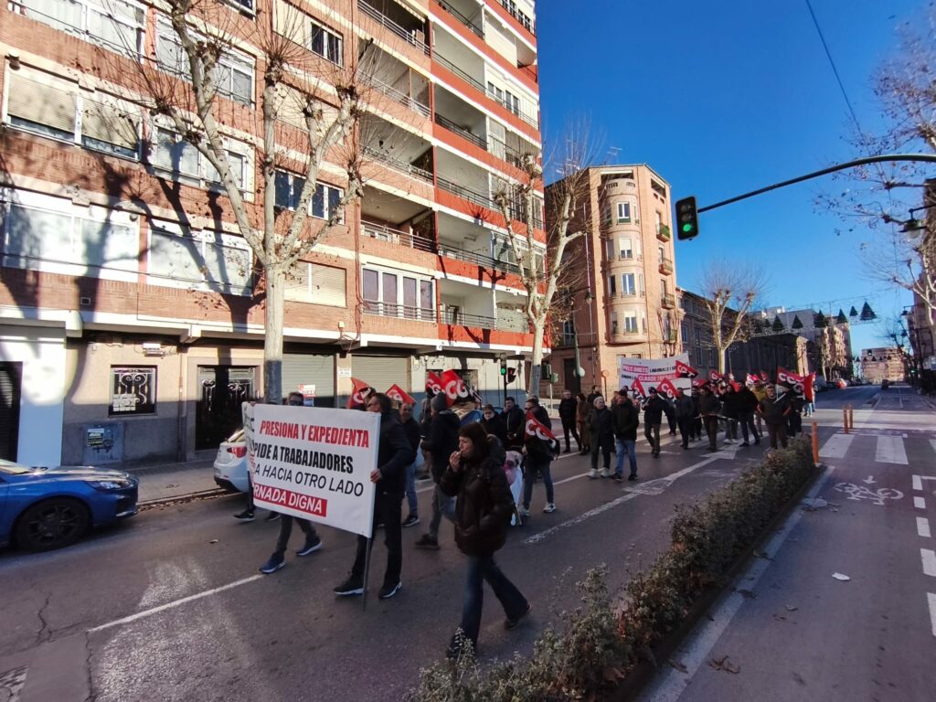 Los trabajadores de La Alcoyana salen a la calle tras más de un mes de huelga indefinida