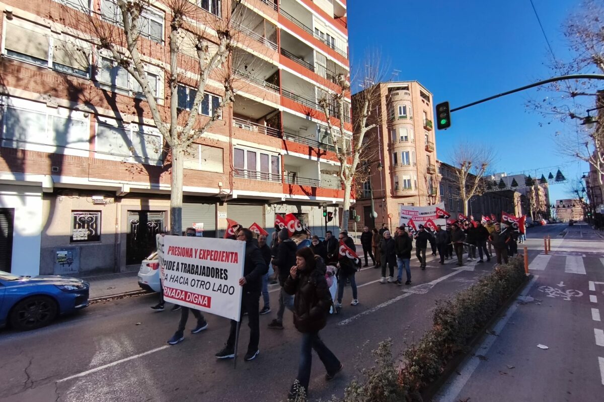 Els treballadors de La Alcoyana han eixit al carrer després de més d’un mes de vaga indefinida