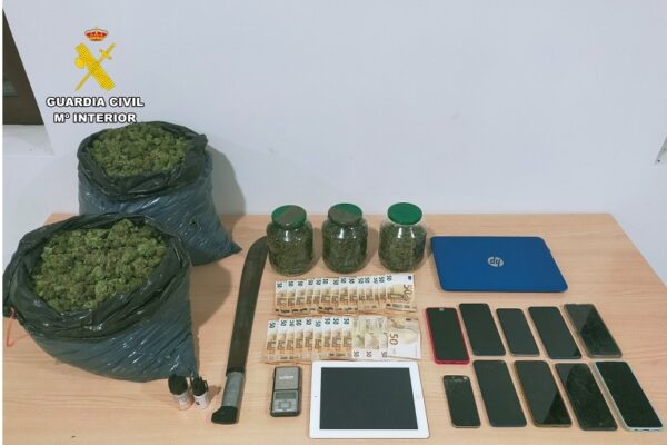 Tres detinguts a Ibi en desmantellar una plantació de marihuana