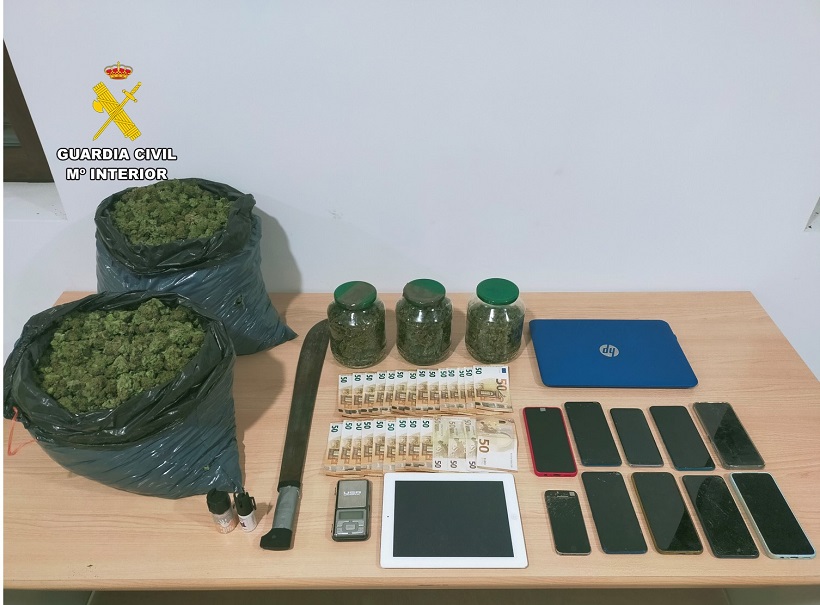 Tres detinguts a Ibi en desmantellar una plantació de marihuana