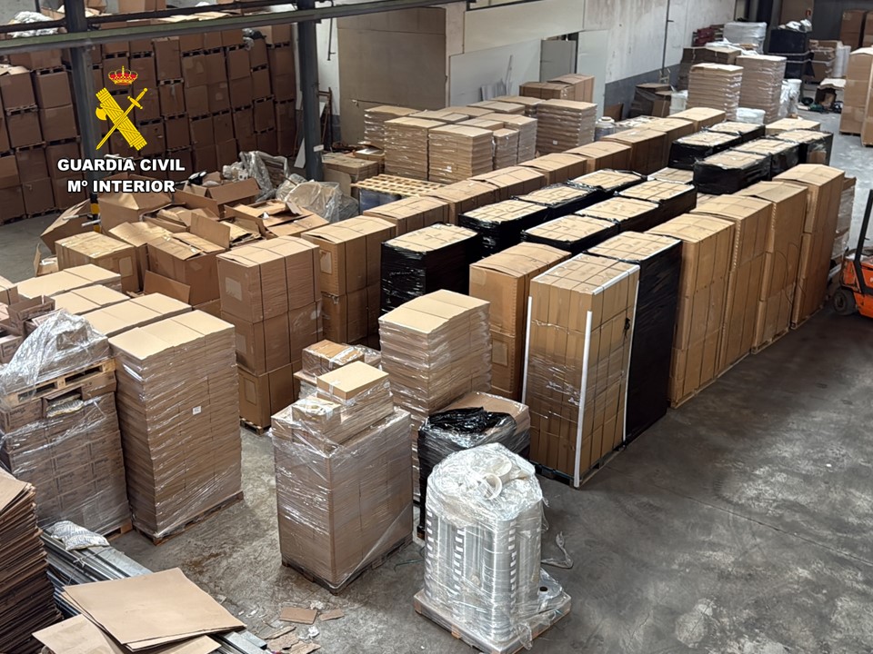 La Guardia Civil desmantela en Muro una macrofábrica ilegal de tabaco