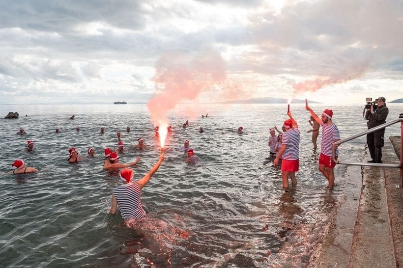 La gélida costumbre del primer baño del año de la familia Peidro