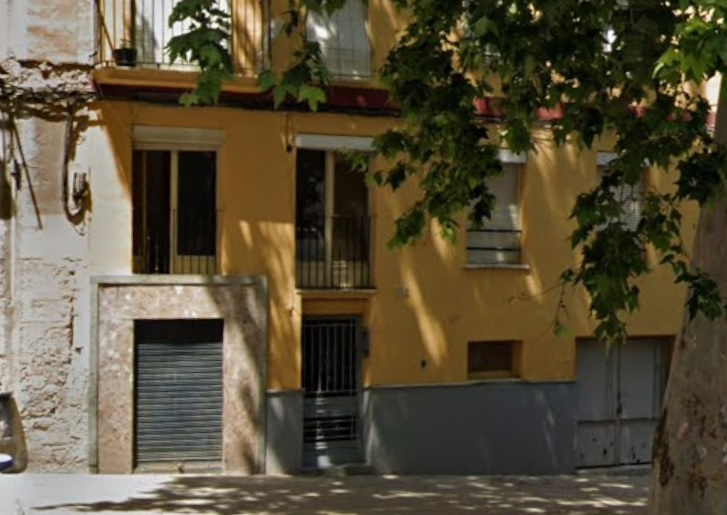 Una mujer da a luz en un portal de la calle Sant Mateu