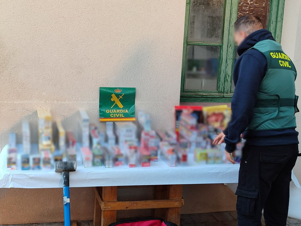 La Guardia Civil, en el marco de la Operación Cajetillax, ha detenido a seis varones de entre 22 y 33 años de edad, todos ellos con numerosos antecedentes por hechos similares, como presuntos autores de una serie de robos con fuerza cometidos en establecimientos de las provincias de Alicante y Valencia. Las investigaciones se iniciaron en el mes de noviembre del pasado año, tras detectarse un incremento de robos con fuerza en establecimientos hosteleros, estaciones de servicio y expendedurías de tabaco en ambas provincias, algunos de los cuales fueron asaltados en reiteradas ocasiones. Con el fin de frenar esta actividad delictiva, las Áreas de Investigación del Puesto Principal de Villena y del Puesto de Sax pusieron en marcha la citada operación. El grupo criminal centraba su actividad en locales de hostelería, gasolineras y estancos, de donde sustraían dinero en efectivo y productos tabacaleros, que posteriormente distribuían en otros establecimientos afines a sus lugares de residencia. Para la ejecución de los robos, estacionaban los vehículos en zonas ocultas y se desplazaban a pie por los municipios. Accedían a los locales mediante la realización de butrones o la rotura de puertas y ventanas, llevándose consigo las cajas registradoras y los productos tabacaleros. Durante el mes de diciembre, uno de los investigadores, encontrándose fuera de servicio en el municipio de Salinas, logró identificar uno de los vehículos utilizados por el grupo, así como a uno de sus integrantes, lo que supuso un avance clave en el desarrollo de la investigación. Gracias al conocimiento del modus operandi del grupo, en la noche del 12 de enero, una patrulla del Puesto de la Guardia Civil de Sax sorprendió in fraganti a tres varones cuando cometían un robo con fuerza mediante un butrón en una estación de servicio de Salinas. Tras acceder al interior, sustrajeron productos de tabaco valorados en unos 3.500 euros. Al percatarse de la presencia policial, los autores emprendieron la huida en un vehículo que había sido sustraído previamente en la localidad valenciana de El Saler, siendo finalmente interceptados y detenidos por los agentes. En esta actuación se logró recuperar tanto el tabaco sustraído como el vehículo robado. En días posteriores, se procedió a la detención de otros tres individuos vinculados con la organización criminal. El grupo contaba con una clara distribución de roles: el líder se encargaba de la obtención y conducción de los vehículos utilizados en los robos, mientras que el resto de los miembros participaban en función de su disponibilidad y de la ubicación de los establecimientos. La mayoría de los detenidos residían en la localidad albaceteña de Caudete, mientras que otros integrantes se encontraban afincados en la valenciana de Ontinyent. La operación ha permitido esclarecer delitos cometidos en las localidades de Villena, Salinas, Banyeres de Mariola, Cocentaina y Castalla, así como en las valencianas de El Saler, Catarroja y Alfafar. A los detenidos, según su grado de participación, se les imputan 16 delitos contra el patrimonio y el orden socioeconómico, un delito de pertenencia a organización criminal, un delito de robo o hurto de uso de vehículo, un delito de atentado contra agente de la autoridad y un delito de apropiación indebida por el alquiler de un vehículo no devuelto a su legítimo propietario. Todos ellos han sido puestos a disposición de la autoridad judicial competente, quedando en libertad con medidas cautelares a la espera de juicio.