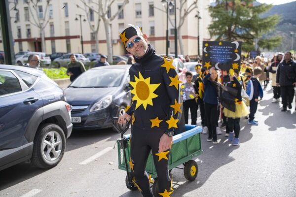 Alguns col·legis han eixit al carrer amb les seues millors disfresses