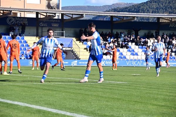 Tiko Iniesta celebra el segon gol davant el Torrent. Foto: Nhoa Sánchez