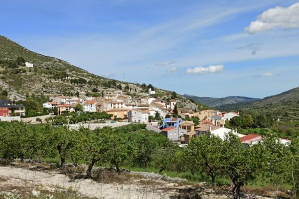 Una autocaravana històrica arriba a Fageca per a retratar la seua comunitat
