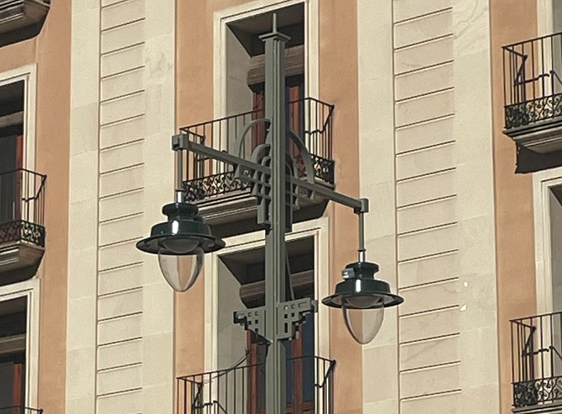 Instal·len lluminàries més eficients al nucli històric