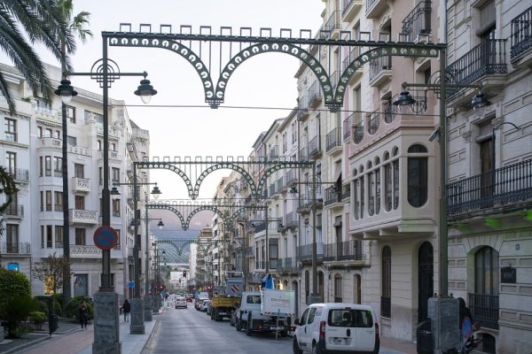 Alcoi llueix les seues gales festeres