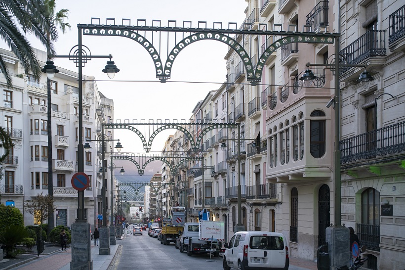 Alcoi llueix les seues gales festeres