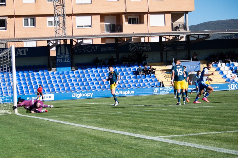 Tiko Iniesta després de marcar l'únic gol de l'Alcoyano. Foto: Nhoa Sánchez